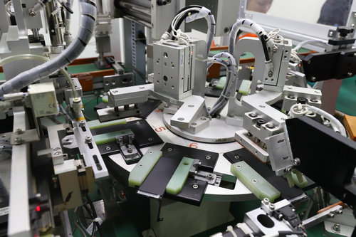 德基电池生产过程-贴绝缘胶