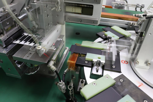 德基电池生产过程-贴头仔纸